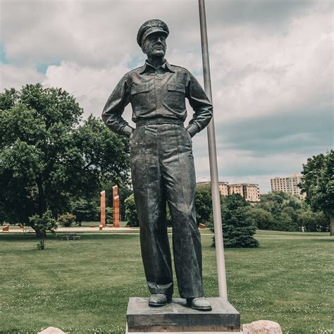 Macarthur Statue | War Memorial Center