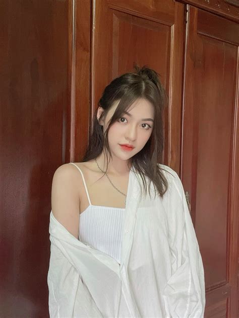 Hot girl trứng rán Trần Thanh Tâm áp lực tâm lý nặng nề bị dọa đền hợp đồng vì tin đồn gái gọi