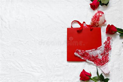 Indumenti Erotici E Rose Rosse Per Donne Su Superficie Bianca Lingerie Di Pizzi Rossi Su Fondo