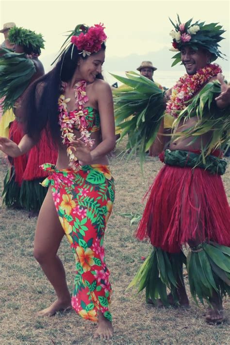 An Island Hopping Guide To The South Pacific Islands | Hawaiian woman