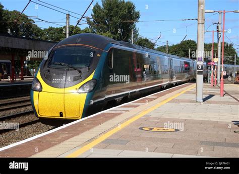 Tren Eléctrico Avanti West Coast Clase 390 Pendolino Que Llega A La Estación Ferroviaria De