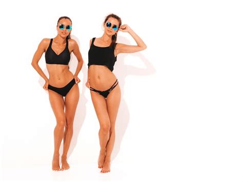 Duas Belas Mulheres Sorridentes Sexy Em Lingerie Preta Modelos Quentes Na Moda Se Divertindo