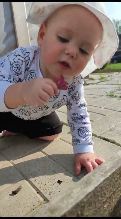 Самая правильная прополка сорняков 🌿🍃😉 #Глебу #10месяцев #230623 #дача ...