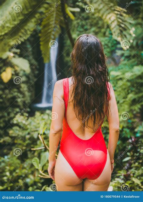 Cascada En La Selva Tropical Y Mujer Sola En Bikini Cascada De Leke En Bali Foto De Archivo