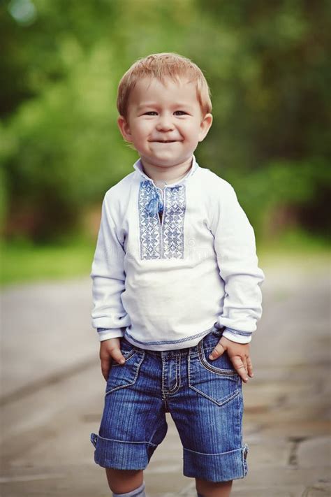 Gelukkige Glimlachende Blonde Jongen De Zomer In Openlucht Stock Afbeelding Image Of Gebied