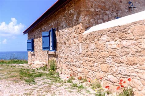 Casa De Pedra Na Praia Perto Do Mar Imagem De Stock Imagem De Estilo