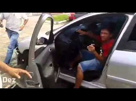 Flagra Homem Tenta Furtar Carro De P Tio Da Delegacia De Homic Dios