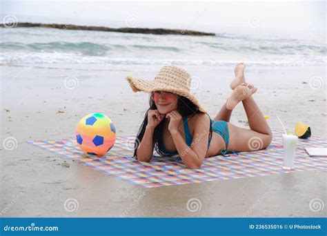 Asiatique Sexy Femme En Bikini Sur La Plage Photo Stock Image Of Nature Gens