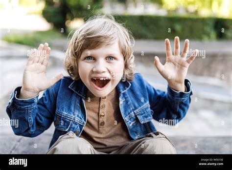 Cute blonde guy années scolaires plaisir et passer du temps à jouer à l extérieur Portrait d