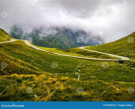 Дорога горы стоковое фото. изображение насчитывающей опасно - 35903376