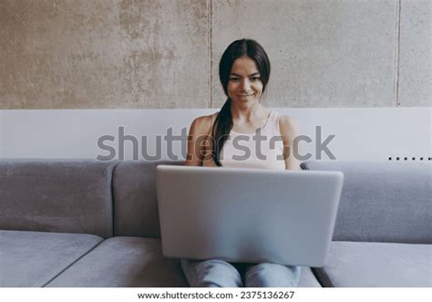 Joven mujer latina mirando pc frontal Más de fotos de stock con licencia libres de regalías