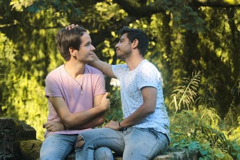 Um Jovem Casal Gay Masculino Beijando No Parque Foto Premium