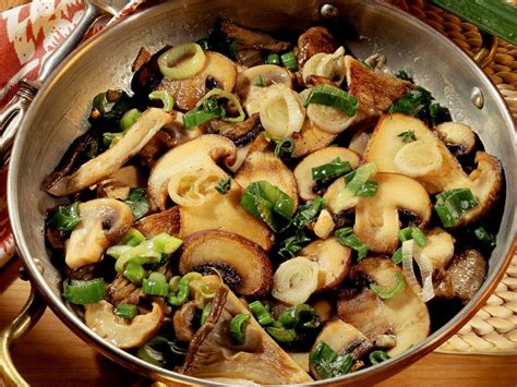 Herbstliche Pilzpfanne Mit Lauchzwiebeln Rezept Eat Smarter