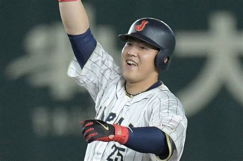 殊勲5打点の岡本和真、ヒーローインタビューに「最高です！」の6連発 まさかの対応にスタンドも爆笑【wbc】｜ニフティニュース