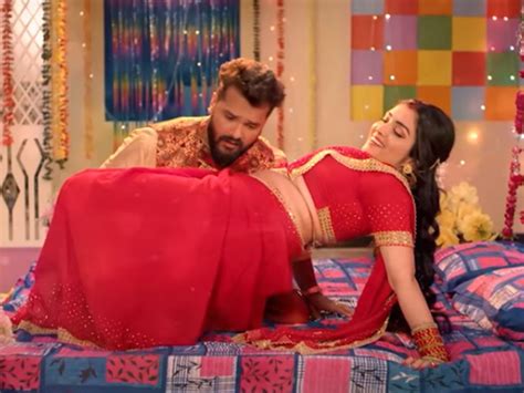 Bhojpuri Gana Khesari Lal Yadav Amrapali Dubey Romance In Bhojpuri Hot Song Saree Ke Plate Video