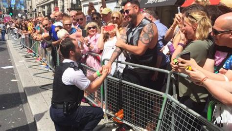 Polic As De Londres Se Comprometen En Desfile De Orgullo Gay Mundo El Comercio Per