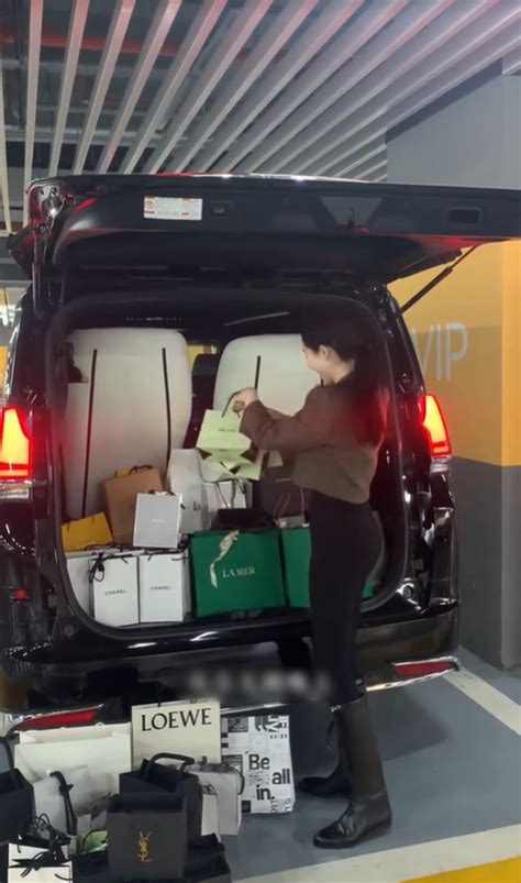 Bộ phú bà hot nhất lúc này Một người trong số đó xuất thân từ gia