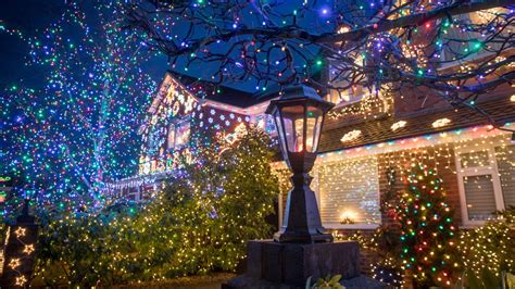 awesome outdoor christmas decorations  festive  vinwonders