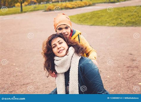 Madre Linda Y Su Jugar Del Muchacho Del Niño Del Hijo Foto De Archivo