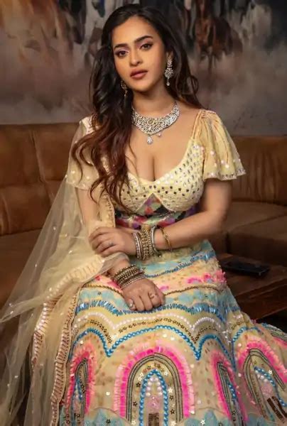 Prajakta Dusane Hot Pics And Photo Flaunting Cleavage