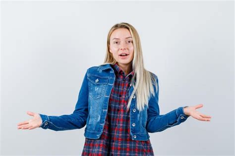 Jeune femme blonde charmante isolée Photo Gratuite