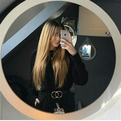 Selfie jeune fille blonde nu devant son miroir Site de rencontres pour adultes Découvrez l