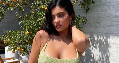 Kylie Jenner pozuje w skąpym bikini Pokazała gorące zdjęcia Kobieta w INTERIA PL