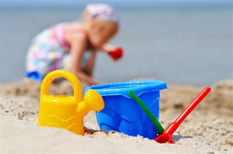 Petite Fille Blonde Jouant La Plage Avec Le Sable Photo Stock Image Du Mexicain Caribbean