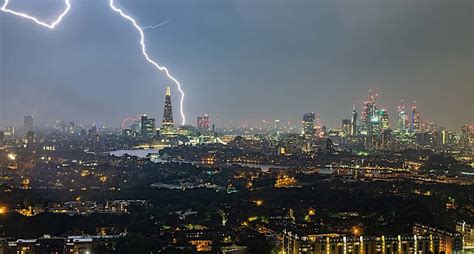 Фото дня: грозовое небо Лондона