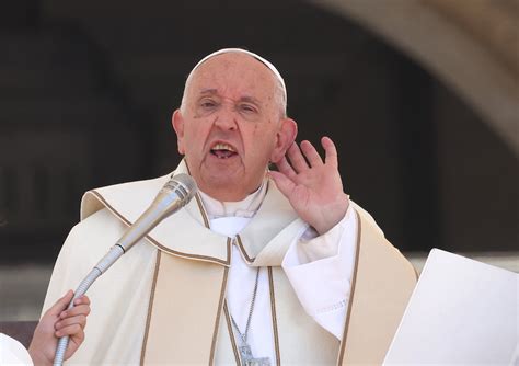 Il Disastro Del Papa Sui Gay Che Sfocia Nel Macchiettismo E Ne Accelera L Uscita Di Scena