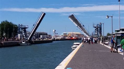 Fiumicino divisa a metà Ponte 2 Giugno chiuso e passerella bloccata