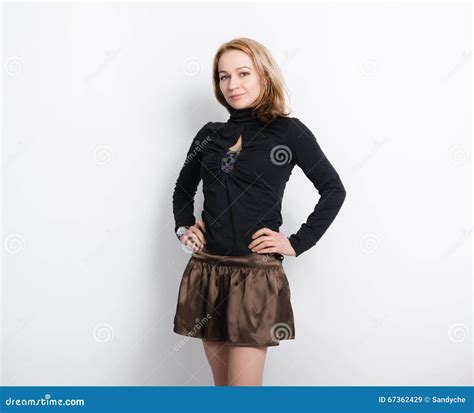 La Belle Jeune Blonde Aux Longues Jambes Dans Un Chemisier Noir Et Une