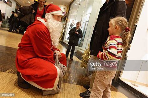 Shopping Mall Santa Stock Fotos Und Bilder Getty Images