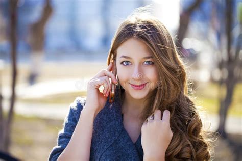 Belle Fille Blonde Heureuse Appelant Par Le Téléphone Dans Une Rue D été Image stock Image du