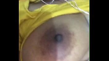 Chispa cachonda muestra sus tetas coño y chuparse los dedos XVIDEOS