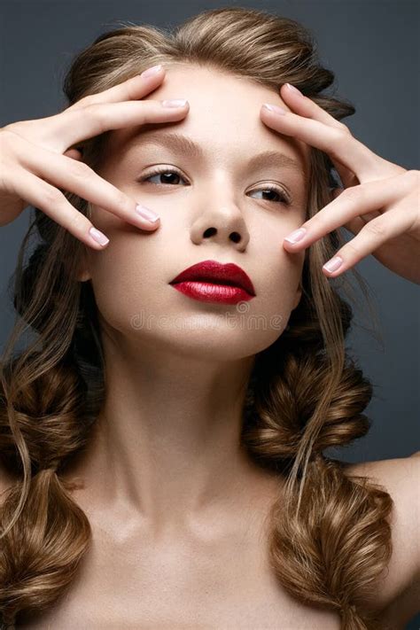 Sch Nes M Dchen Mit Borten Und Leichtem Make Up Nude Sch Nes Modell Mit Den Hellen Roten Lippen