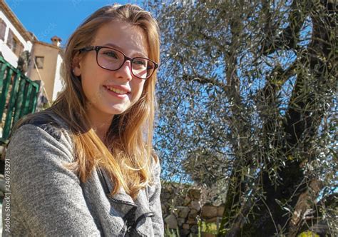Jeune Fille Blonde Souriante Adolescente Avec Des Lunettes En Provence Devant Un Olivier En