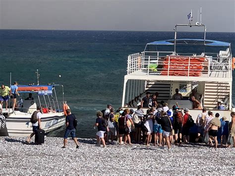 Zdjęcia z ewakuacji turystów z Rodos W Grecji szaleją pożary