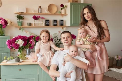 Familia Feliz En Cocina Foto Premium