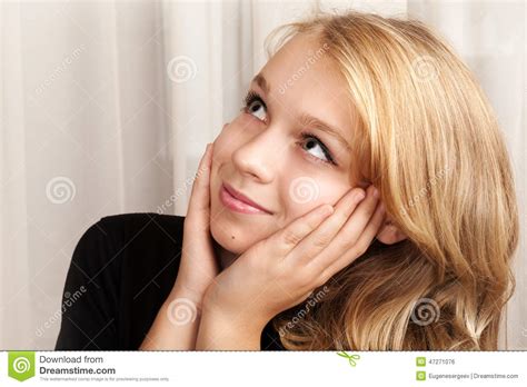 Het Mooie Blonde Kaukasische Meisje Kijkt Omhoog Met Glimlach Stock Foto Image Of