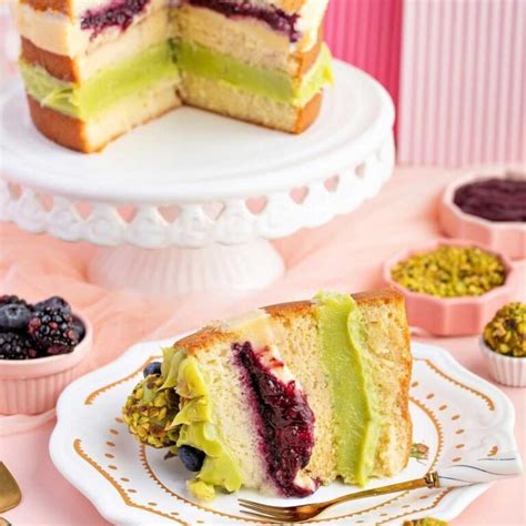 Naked Cake De Baunilha Brigadeiro De Pistache Brigadeiro Branco E Frutas Vermelhas Kg