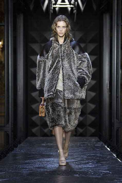 Louis Vuitton Fall Winter 2023 2024 RUNWAY MAGAZINE Official