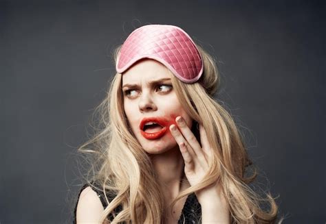 Premium AI Image A Blonde With Bright Makeup On Her Face And A Pink Sleep Mask On Her Head