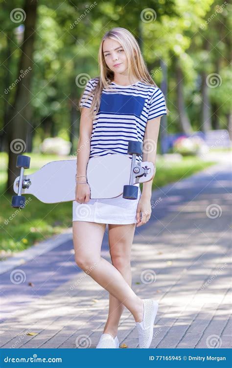 Concepts De Mode De Vie D Adolescent Fille Blonde Caucasienne De Sourire Heureuse D Adolescent