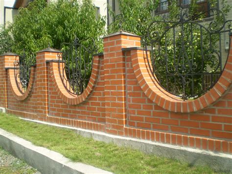 Кирпичный забор
