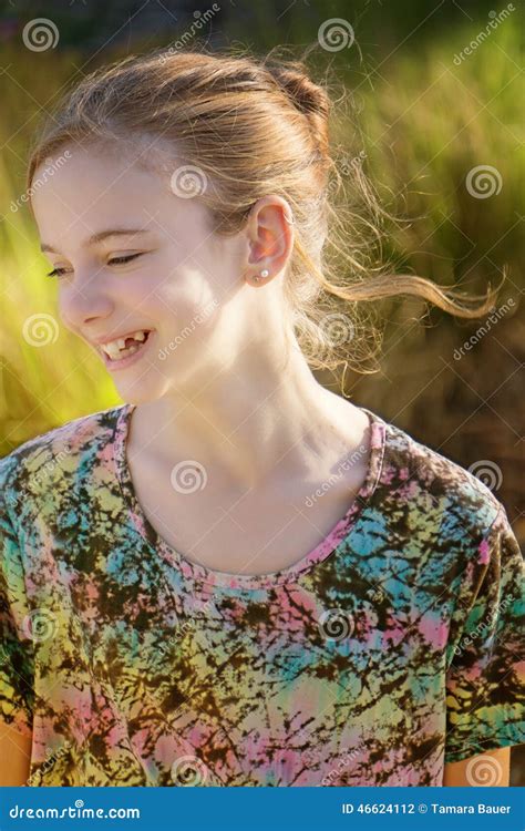 Jeune Fille Heureuse De Sourire Photo Stock Image Of Blonde Ensoleill