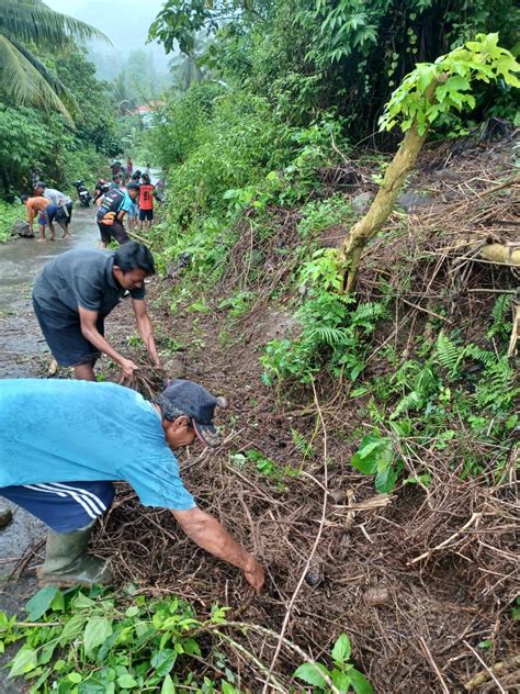 Pemdes Dan Masyarakat Botuliodu Gotong Royong Membuat Saluran Air