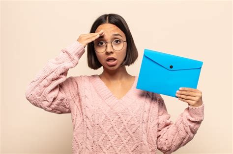 Mujer Latina Joven Que Parece Feliz Asombrada Y Sorprendida Sonriendo Y D Ndose Cuenta De