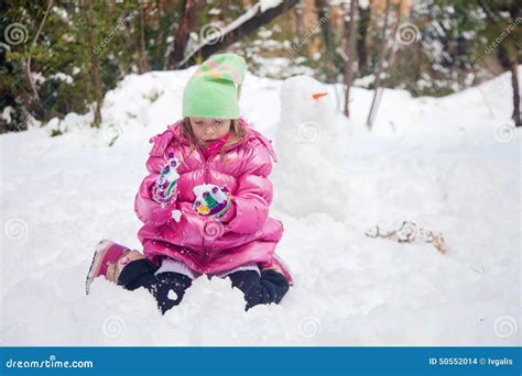 Petite Fille Blonde Jouant Dans La Neige Photo Stock Image Du Regard Chapeau 50552014