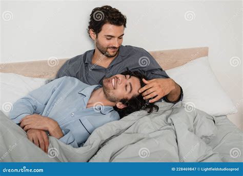 Gay Man Se Caresser Les Cheveux Du Petit Ami Image Stock Image Du Matin Rapport 228469847